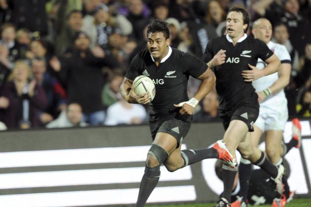 New Zealand’s Julian Savea runs for this third try against England in the third international rugby test match against England at Waikato Stadium in Hamilton, New Zealand, Saturday, June 21, 2014. (AP Photo/SNPA, Ross Setford) NEW ZEALAND OUT