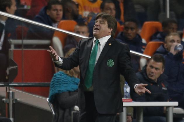 Mexico's head coach Miguel Herrera shouts instructions to his players during the international friendly soccer match between the Netherlands and Mexico at ArenA stadium in Amsterdam, Netherlands, Wednesday, Nov. 12, 2014. (AP Photo/Peter Dejong)