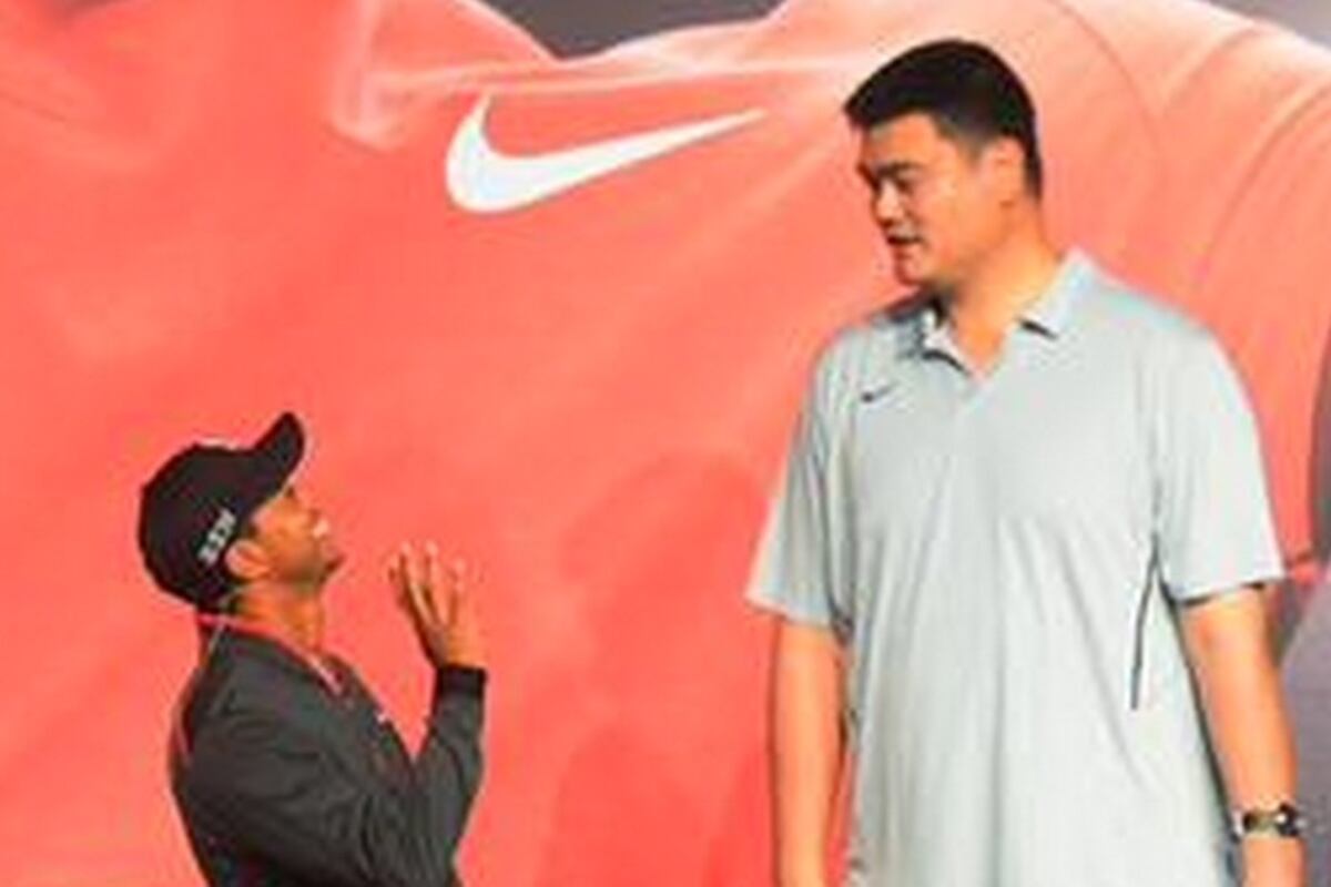 Here's Tiger Woods Standing Next to Yao Ming, Who Is Still Huge