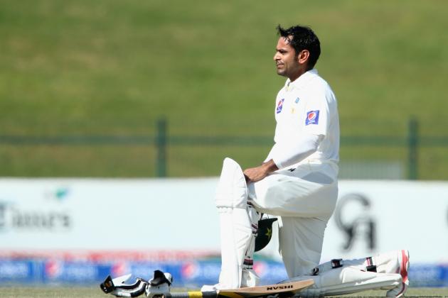 ABU DHABI, UNITED ARAB EMIRATES - NOVEMBER 12:  Mohammad Hafeez of Pakistan takes a break during day four of the first test between Pakistan and New Zealand at Sheikh Zayed Stadium on November 12, 2014 in Abu Dhabi, United Arab Emirates.  (Photo by Warren Little/Getty Images)