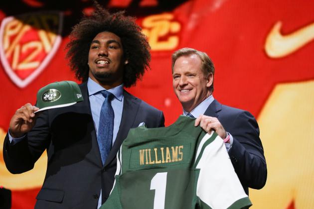 CHICAGO, IL - APRIL 30: Leonard Williams of the USC Trojans holds up a jersey with NFL Commissioner Roger Goodell after being chosen #6 overall by the New York Jets during the first round of the 2015 NFL Draft at the Auditorium Theatre of Roosevelt University on April 30, 2015 in Chicago, Illinois. (Photo by Jonathan Daniel/Getty Images)