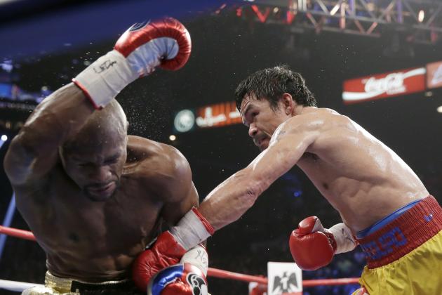 Manny Pacquiao (derecha) logra embestir a Floyd Mayweather Jr. en la pelea por el título welter, el sábado 2 de mayo de 2015. (AP Foto/Isaac Brekken)