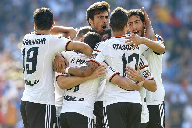 VALENCIA, SPAIN - OCTOBER 04: Players of Valencia celebrate the first goal during the La Liga match between Valencia CF and Club Atletico de Madrid at Estadi de Mestalla on October 4, 2014 in Valencia, Spain.  (Photo by Manuel Queimadelos Alonso/Getty Images)