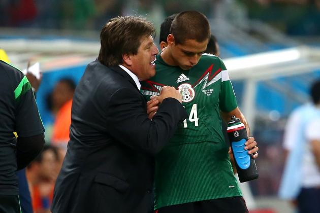 RECIFE, BRAZIL - JUNE 23:  Head coach Miguel Herrera of Mexico speaks with Javier Hernandez during the 2014 FIFA World Cup Brazil Group A match between Croatia and Mexico at Arena Pernambuco on June 23, 2014 in Recife, Brazil.  (Photo by Robert Cianflone/Getty Images)