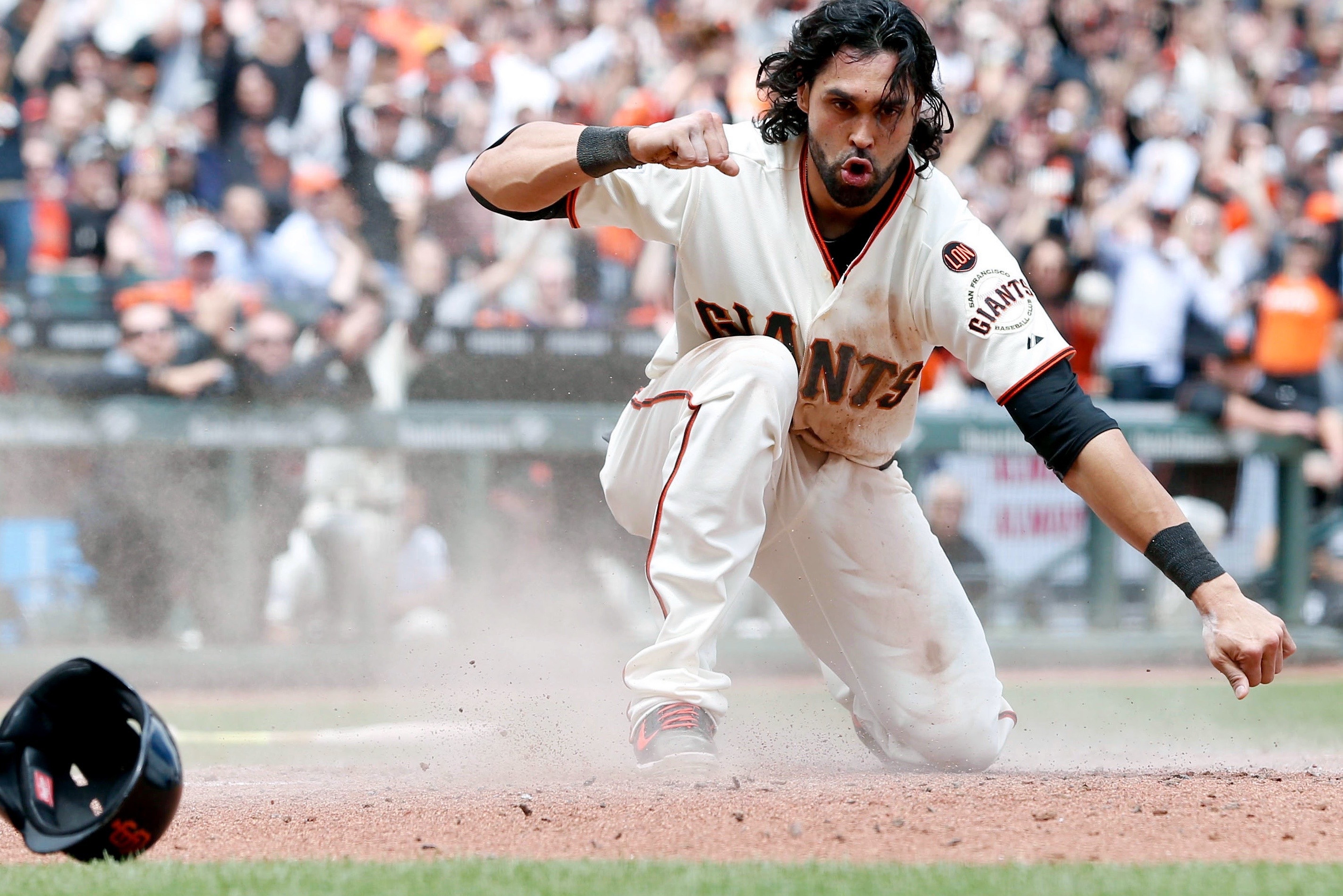 Madison Bumgarner hits HR off Kershaw, Giants sweep Dodgers