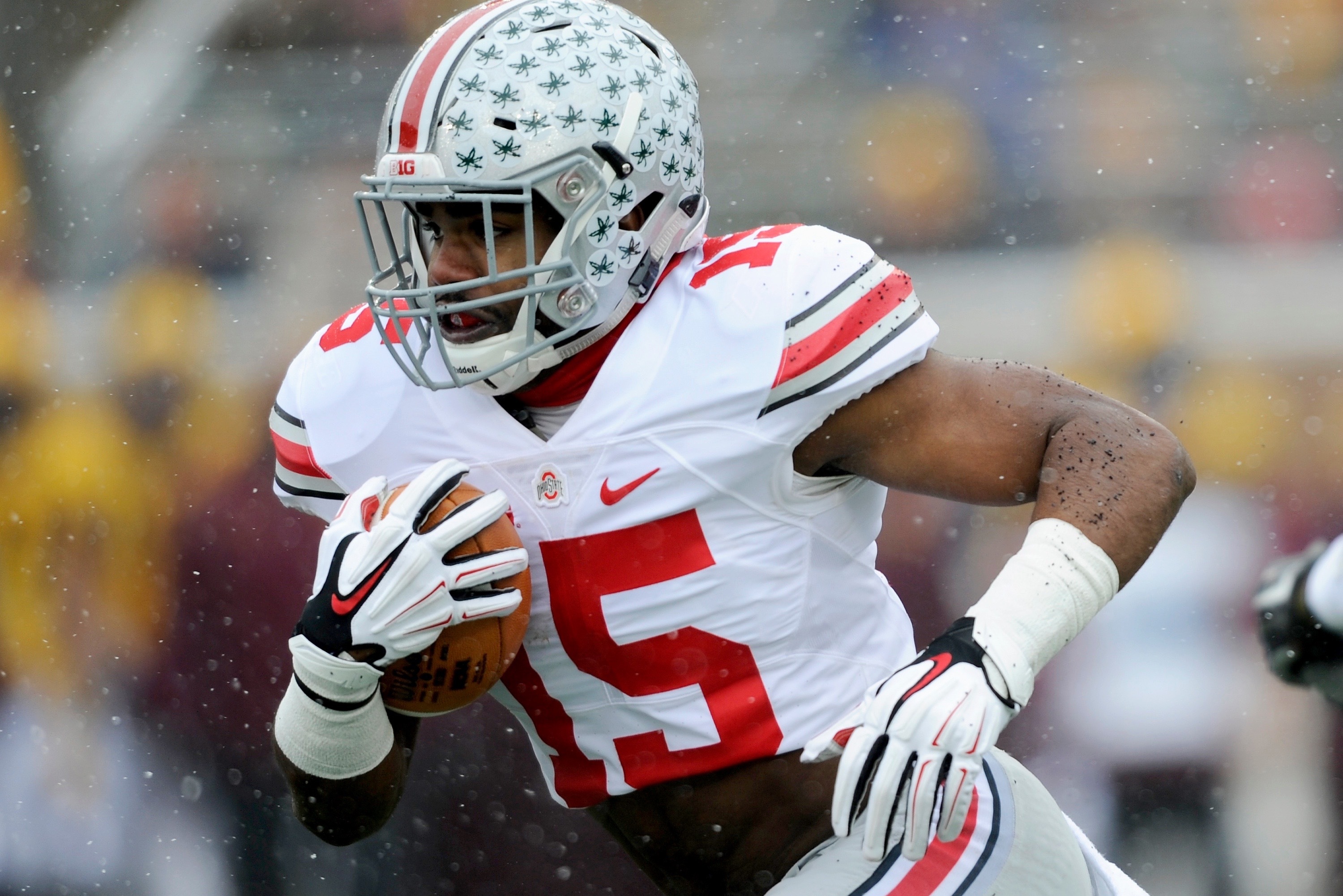 Ezekiel Elliott explodes for 12-yard gain and first-down yardage