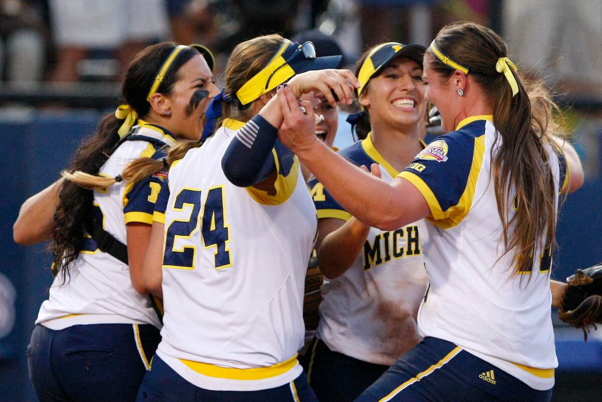 College Softball World Series 2015 TV Schedule and Game 3 Finals Preview News, Scores