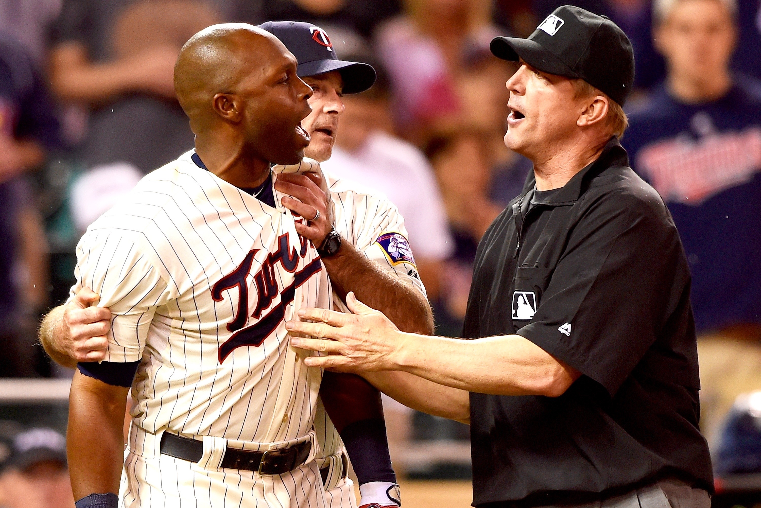 Twins' Torii Hunter tosses shirt, batting gloves after being