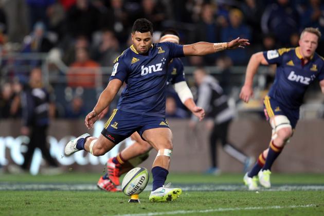 DUNEDIN, NEW ZEALAND - JUNE 20: Lima Sopoaga of the Highlanders kicks a penalty to seal the Highlanders win during the Super Rugby Qualifying Final match between the Highlanders and the Chiefs at Forsyth Barr Stadium on June 20, 2015 in Dunedin, New Zealand. (Photo by Rob Jefferies/Getty Images)