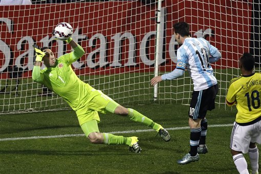 Colombia goalkeeper David Ospina stops a headshot by Argentina's Lionel Messi, center, during a Copa America quarterfinal soccer match at the Sausalito Stadium in Vina del Mar, Chile, Friday, June 26, 2015. (AP Photo/Jorge Saenz)
