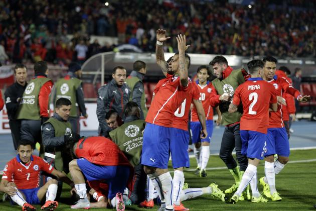Chile's Arturo Vidal , center, and teammates celebrate after scoring their first goal during a Copa America quarterfinal soccer match against Uruguay at the National Stadium in Santiago, Chile, Wednesday, June 24, 2015. Chile won 1-0. (AP Photo/Jorge Saenz)