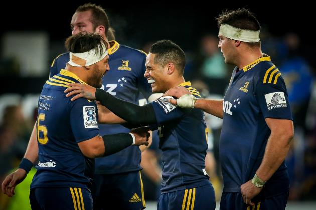 DUNEDIN, NEW ZEALAND - JUNE 20: Aaron Smith (C) of the Highlanders celebrates with team mates during the Super Rugby Qualifying Final match between the Highlanders and the Chiefs at Forsyth Barr Stadium on June 20, 2015 in Dunedin, New Zealand. (Photo by Martin Hunter/Getty Images)