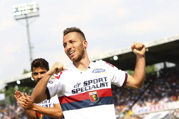 BERGAMO, ITALY - MAY 17: Andrea Bertolacci of Genoa CFC celebrates his goal during the Serie A match between Atalanta BC and Genoa CFC at Stadio Atleti Azzurri d'Italia on May 17, 2015 in Bergamo, Italy. (Photo by Marco Luzzani/Getty Images)