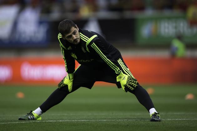 LEON, SPAIN - JUNE 11:  Goalkeeper Iker Casillas of Spain warms up before the international friendly match between Spain and Costa Rica at Reino de Leon Stadium on June 11, 2015 in Leon, Spain.  (Photo by Gonzalo Arroyo Moreno/Getty Images)