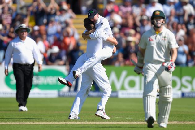 CARDIFF, WALES - JULY 09:  Australia batsman Chris Rogers leaves the field after being dismissed for 95 as bowler Mark Wood and Adam Lyth celebrate during day two of the 1st Investec Ashes Test match between England and Australia at SWALEC Stadium on July 9, 2015 in Cardiff, United Kingdom.  (Photo by Stu Forster/Getty Images)