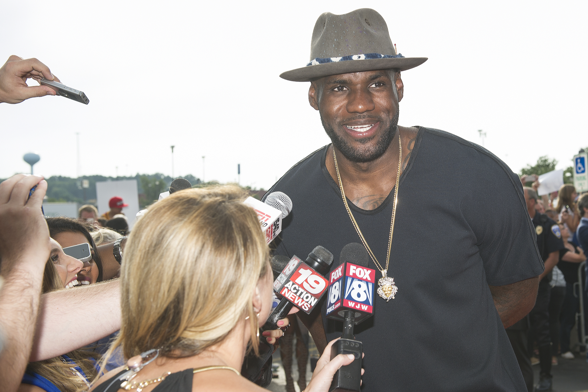 LOOK: Cowboys mascot surprised LeBron James in his hotel room 