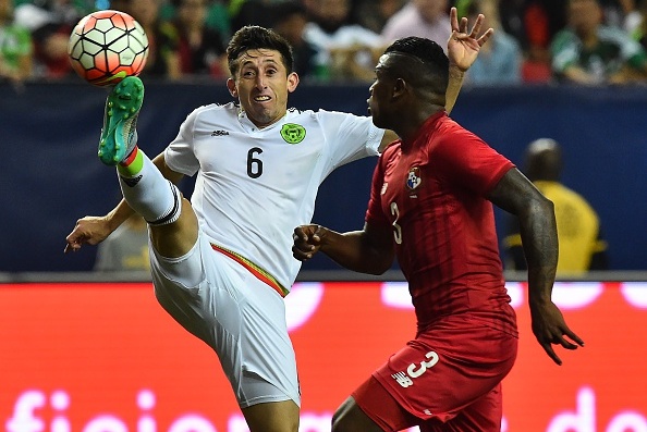 Mexico's Hector Herrera (L) controls the ball in front of Panama's Harold Cummings during a CONCACAF Gold Cup semifinal football match in Atlanta on July 22, 2015.    AFP PHOTO/NICHOLAS KAMM        (Photo credit should read NICHOLAS KAMM/AFP/Getty Images)