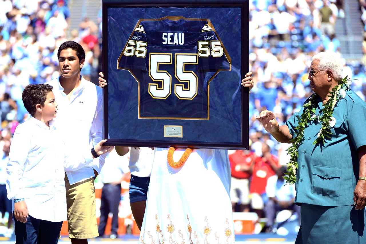 Junior Seau's Family Renews Call for Daughter to Speak at Hall of Fame -  The New York Times