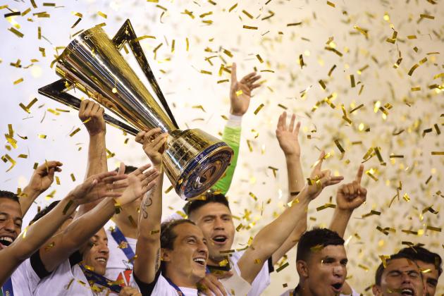 PHILADELPHIA, PA  - JULY 26:  Andres Guardado #18 of Mexico lifts The CONCACAF Gold Cup Trophy after the 2015 CONCACAF Gold Cup Final match between Jamaica and Mexico at Lincoln Financial Field on July 26, 2015 in Philadelphia,Pennsylvania.  (Photo by Matthew Ashton - AMA/Getty Images)