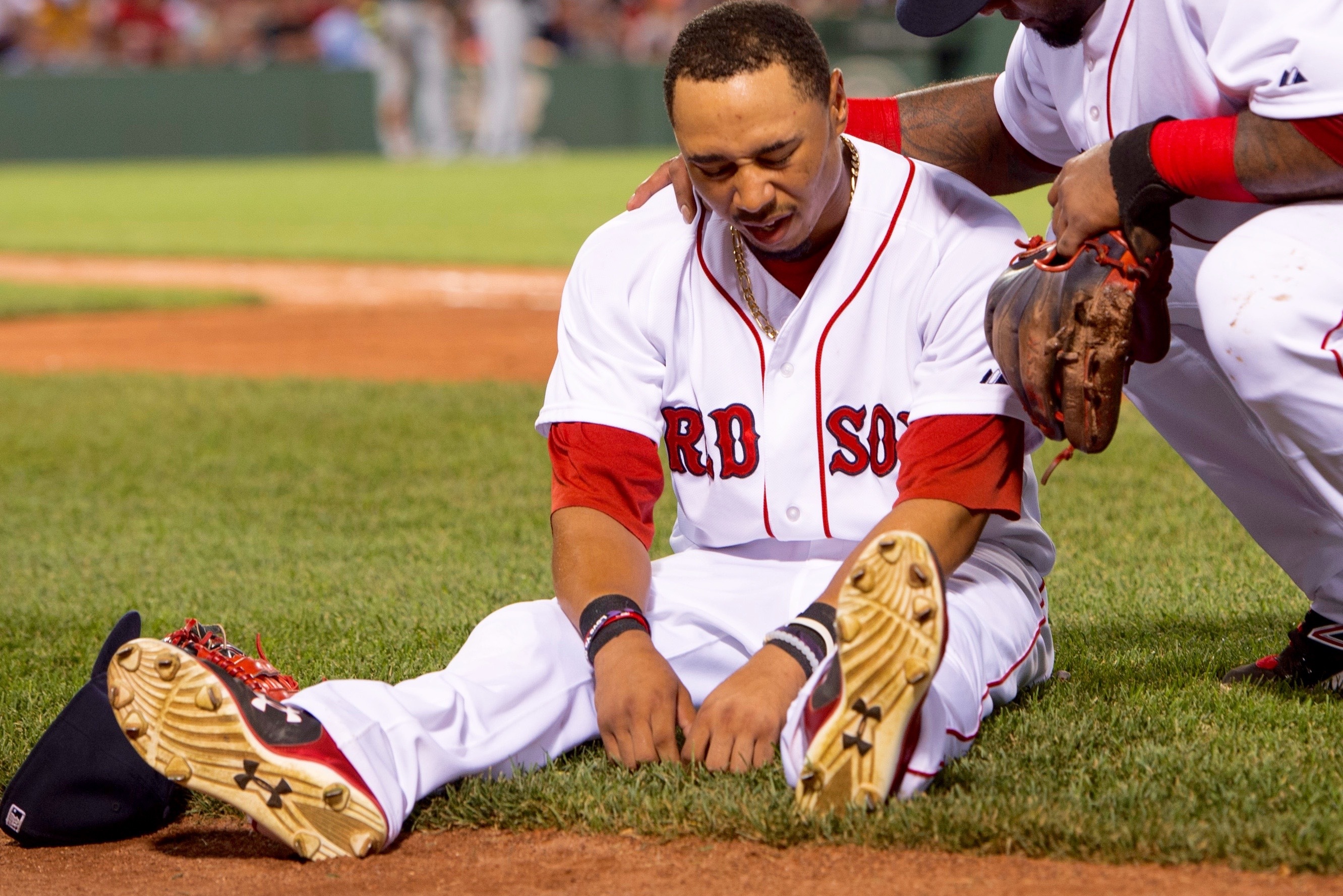 Mookie Betts reportedly leaves stadium on crutches after foot injury,  X-rays negative
