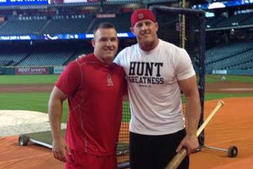 Mike Trout standing next to JJ Watt actually makes him look BIGGER by  comparison. : r/baseball