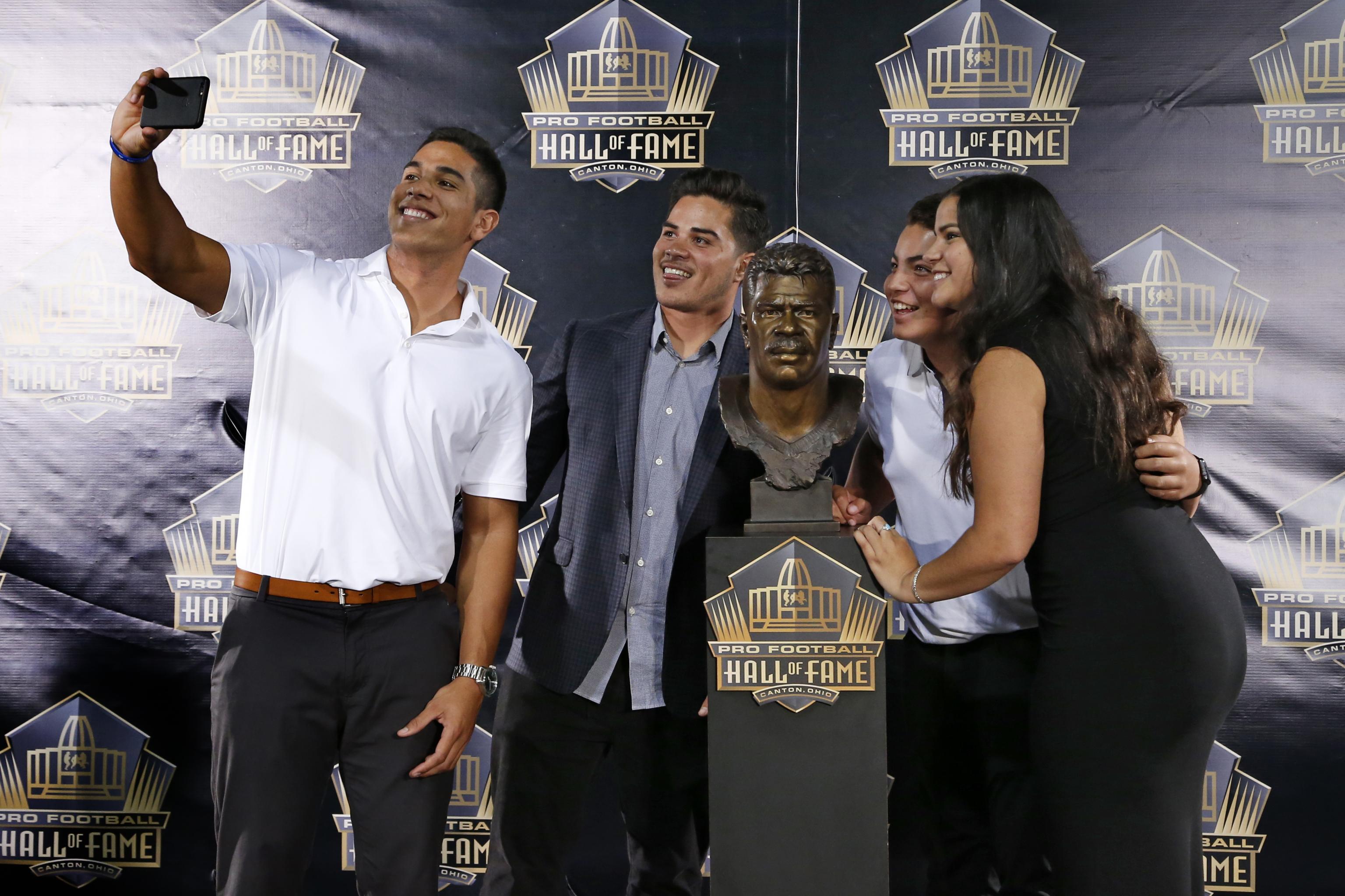 Junior Seau Enters Pro Football Hall of Fame