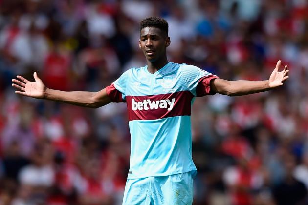 LONDON, ENGLAND - AUGUST 09:  Reece Oxford of West Ham in action during the Barclays Premier League match between Arsenal and West Ham United at Emirates Stadium on August 9, 2015 in London, England.  (Photo by Mike Hewitt/Getty Images)