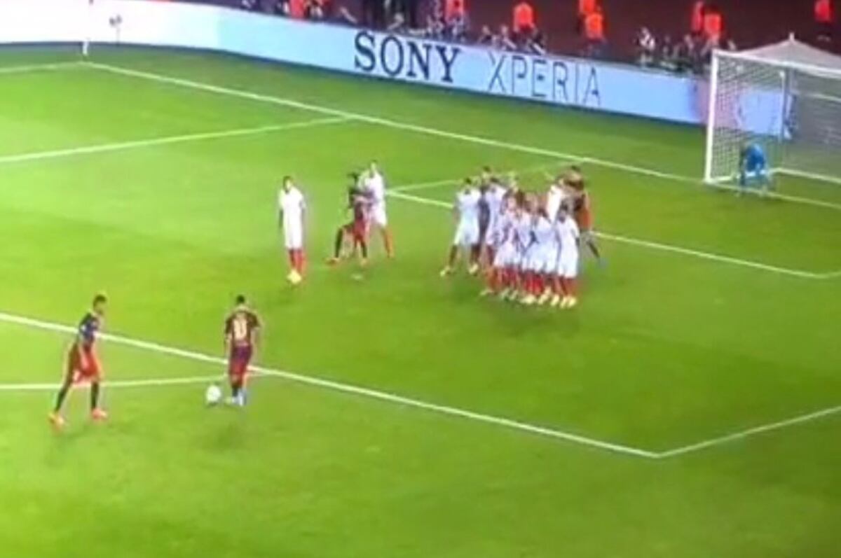 Leo Messi Scores 2 Stunning Free-Kicks for Barcelona in UEFA Super Cup