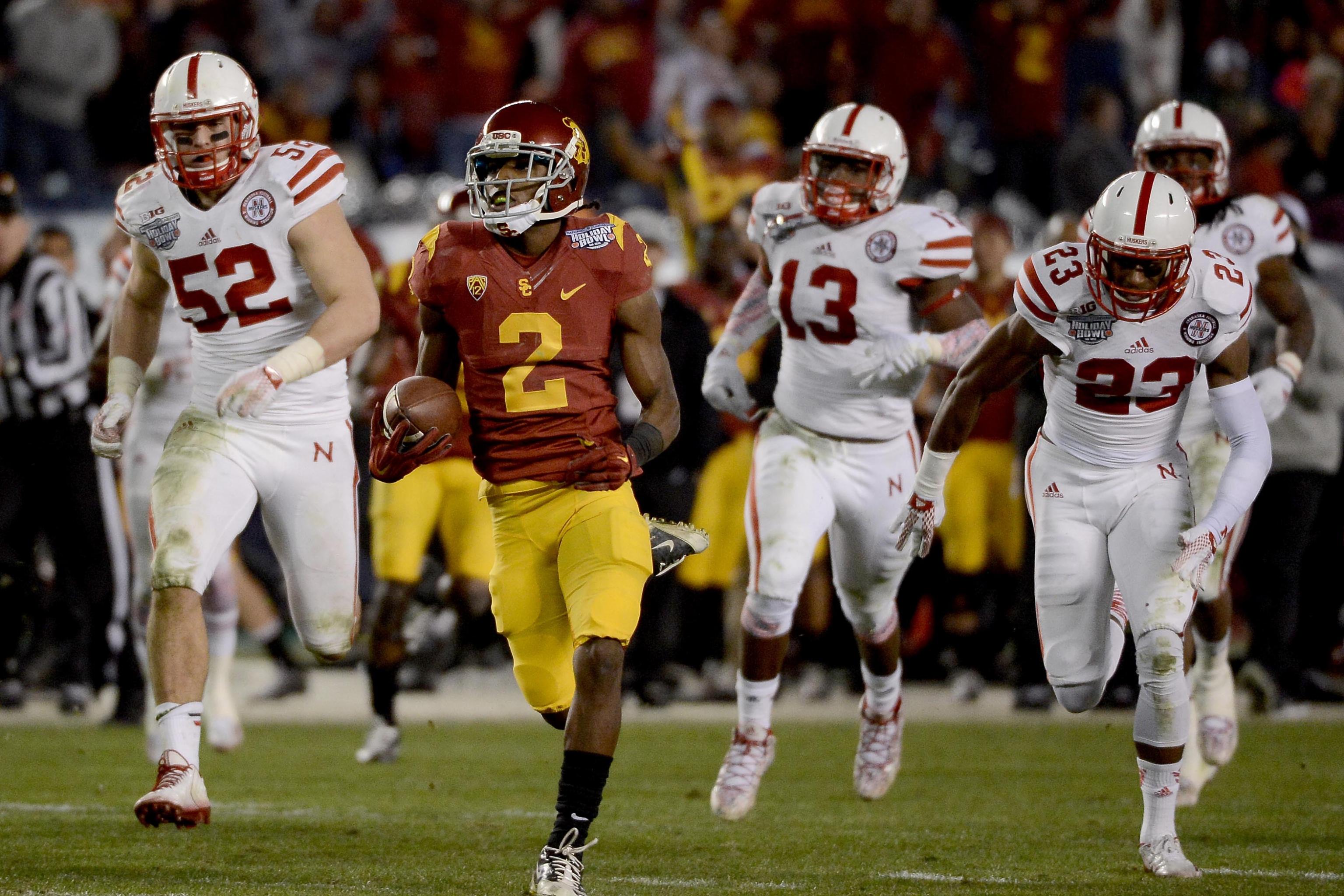 Sports Moments on X: USC running back Reggie Bush jump over UCLA