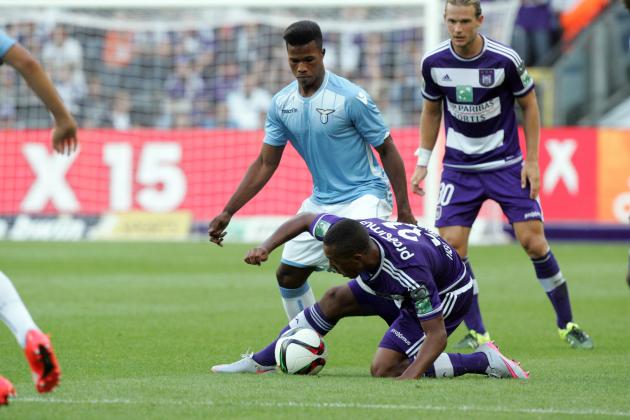 Anderlecht's Youri Thielemans, center, battles for the ball with Lazio Roma's Keita Balde Diao  during a friendly soccer match at the Constant Vanden Stock Stadium in Brussels on Sunday, July 19, 2015. (AP Photo/Francois Walschaerts)