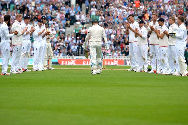 The England team applaud Australia's Michael Clarke (C) as he walks to the wicket before batting during the first day of the fifth Ashes cricket Test match between England and Australia at the Oval in London on August 20, 2015.    AFP PHOTO / GLYN KIRK
RESTRICTED TO EDITORIAL USE. NO ASSOCIATION WITH DIRECT COMPETITOR OF SPONSOR, PARTNER, OR SUPPLIER OF THE ECB        (Photo credit should read GLYN KIRK/AFP/Getty Images)