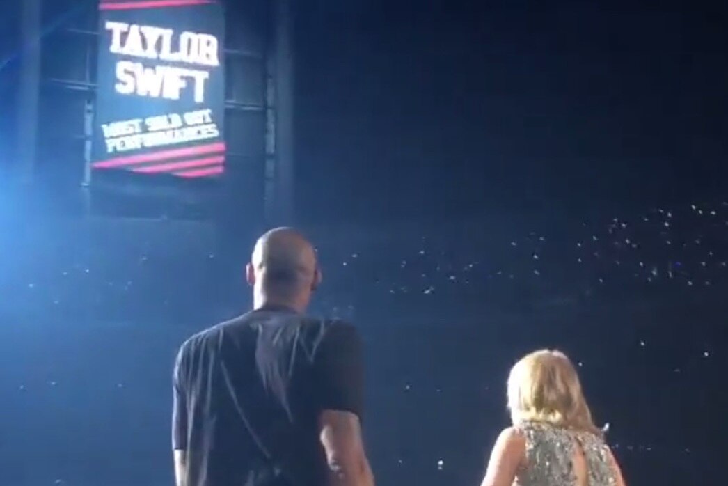 Kobe Bryant Surprises Taylor Swift With Banner At Staples Center