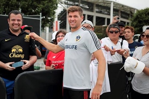 Steven Gerrard Wasn T Impressed When An Everton Fan Turned Up At Galaxy Training Bleacher Report Latest News Videos And Highlights