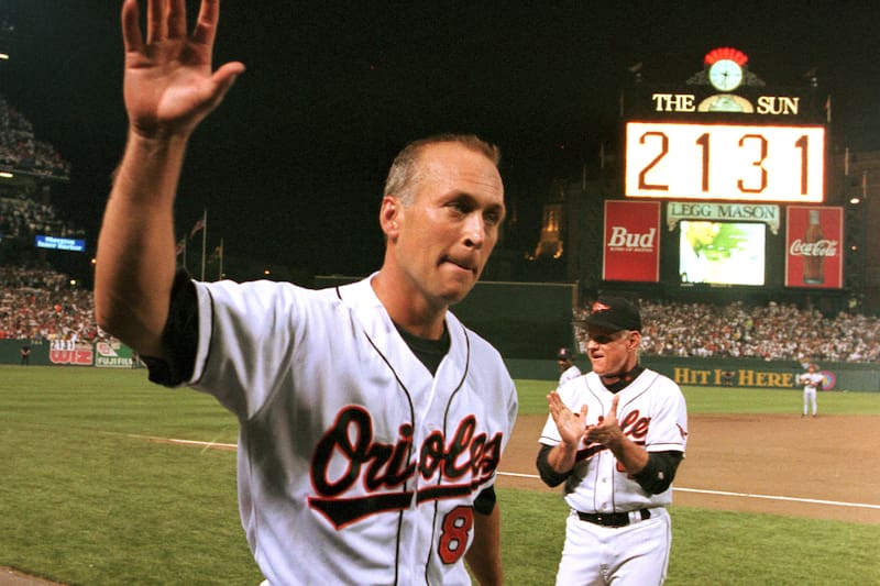 Cal Ripken Jr. manda um olá pra torcida no dia em que completa seu jogo consecutivo de número 2.131. Adeus recorde de Lou Gehrig.