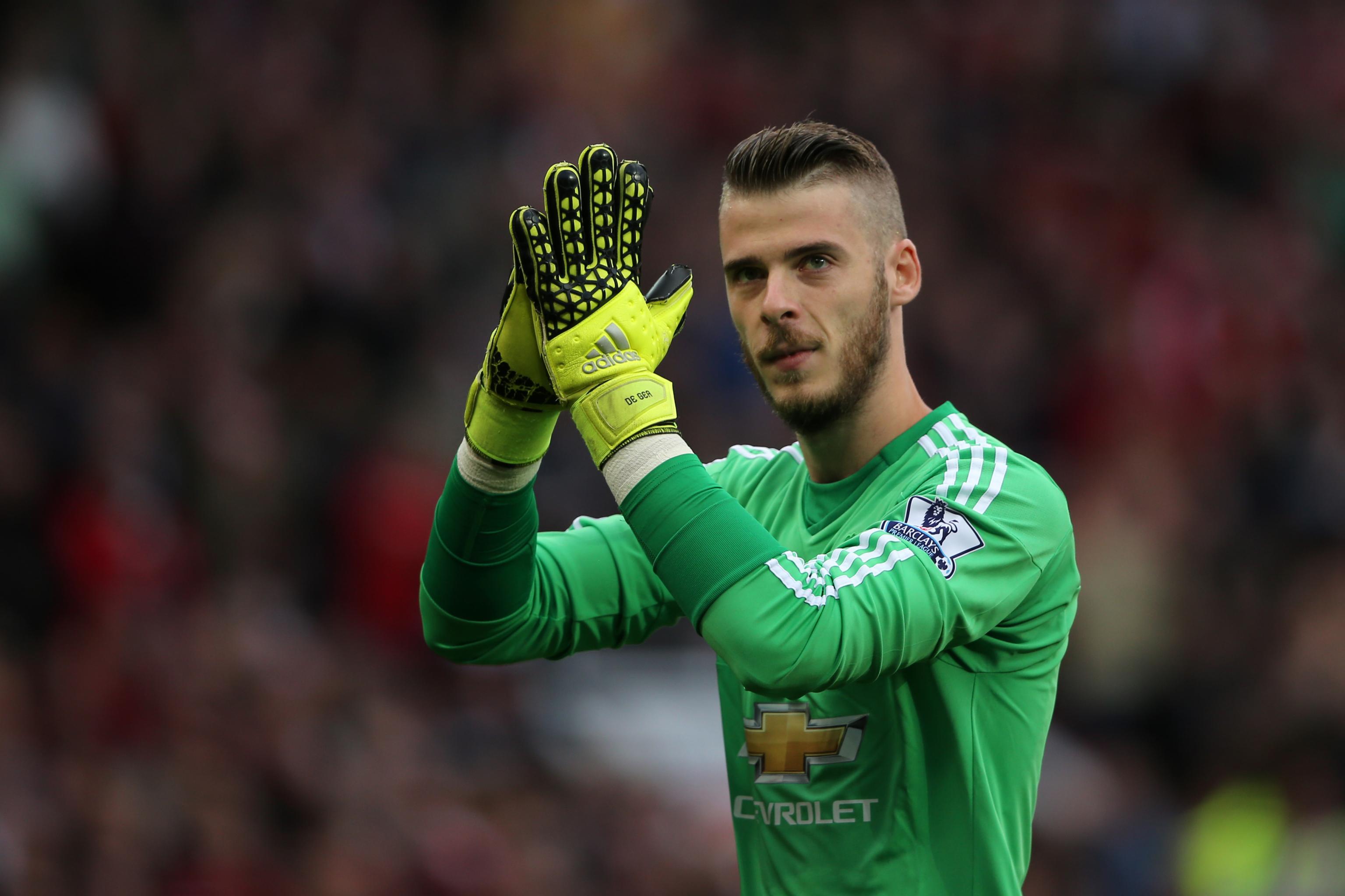 David de Gea receives his Premier League Golden Glove award after recording  17 clean sheets 🧤