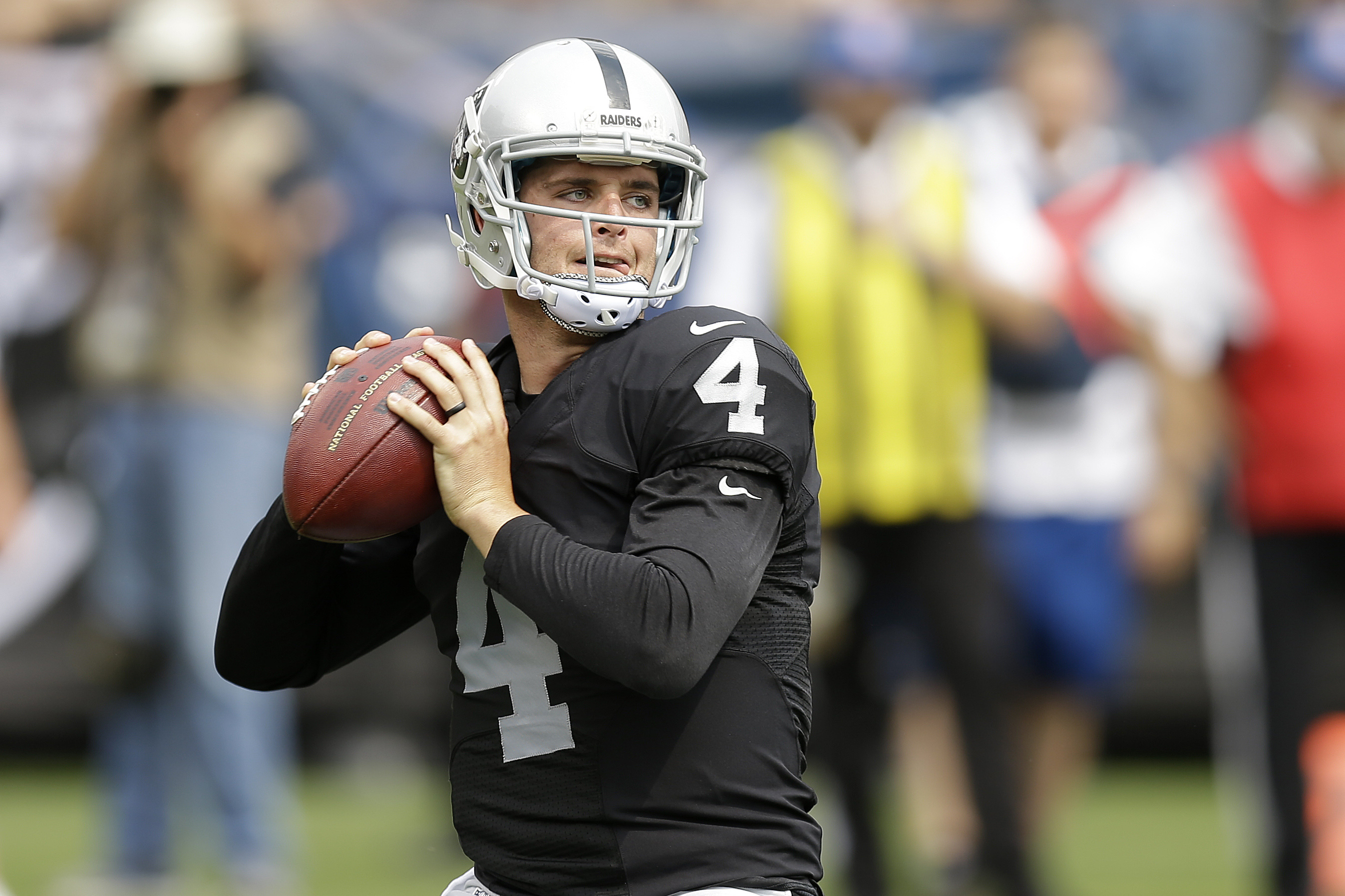 Raiders' Derek Carr diagnosed with bruised hand