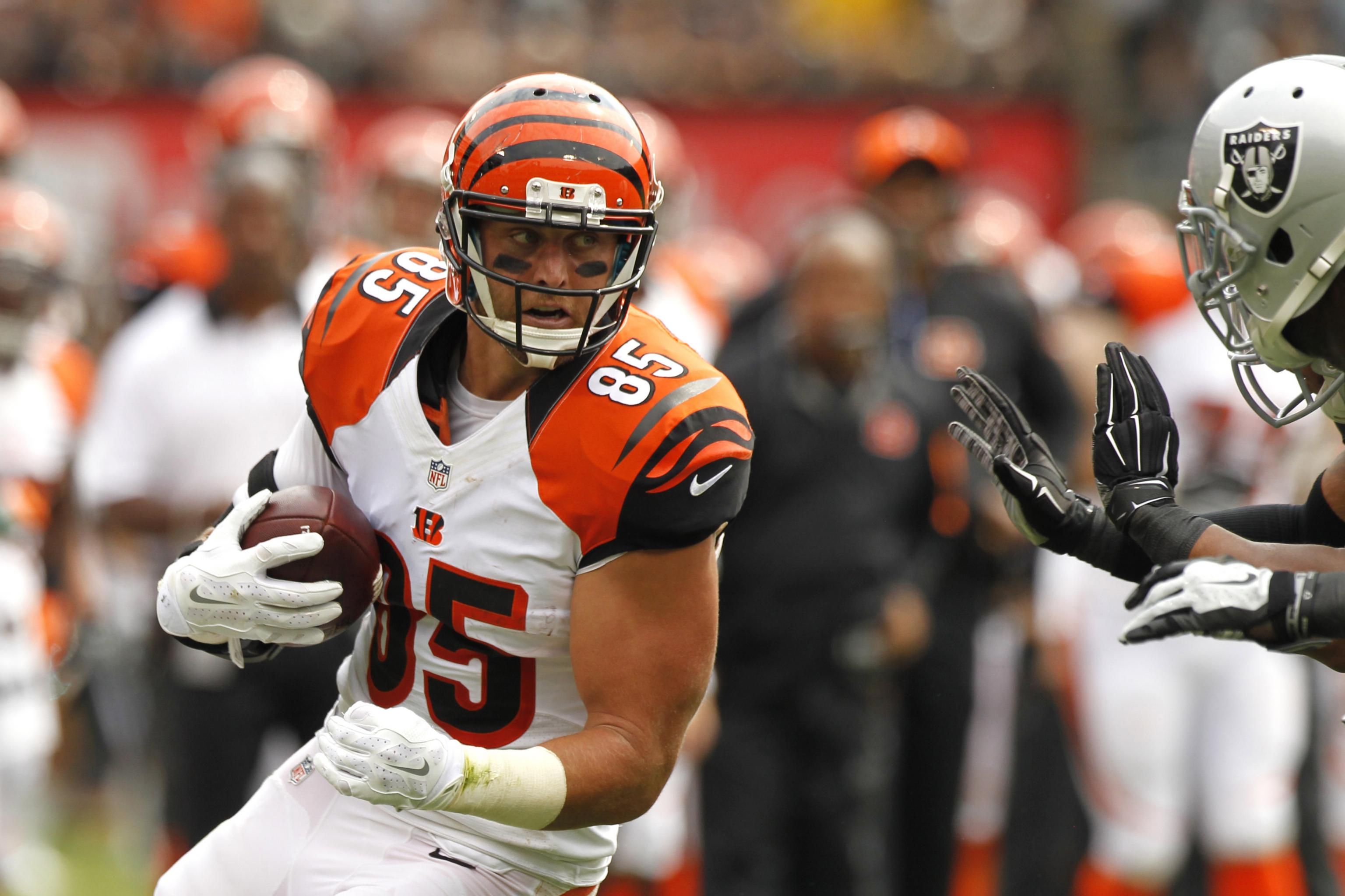 Tyler Eifert fights injury on busy day