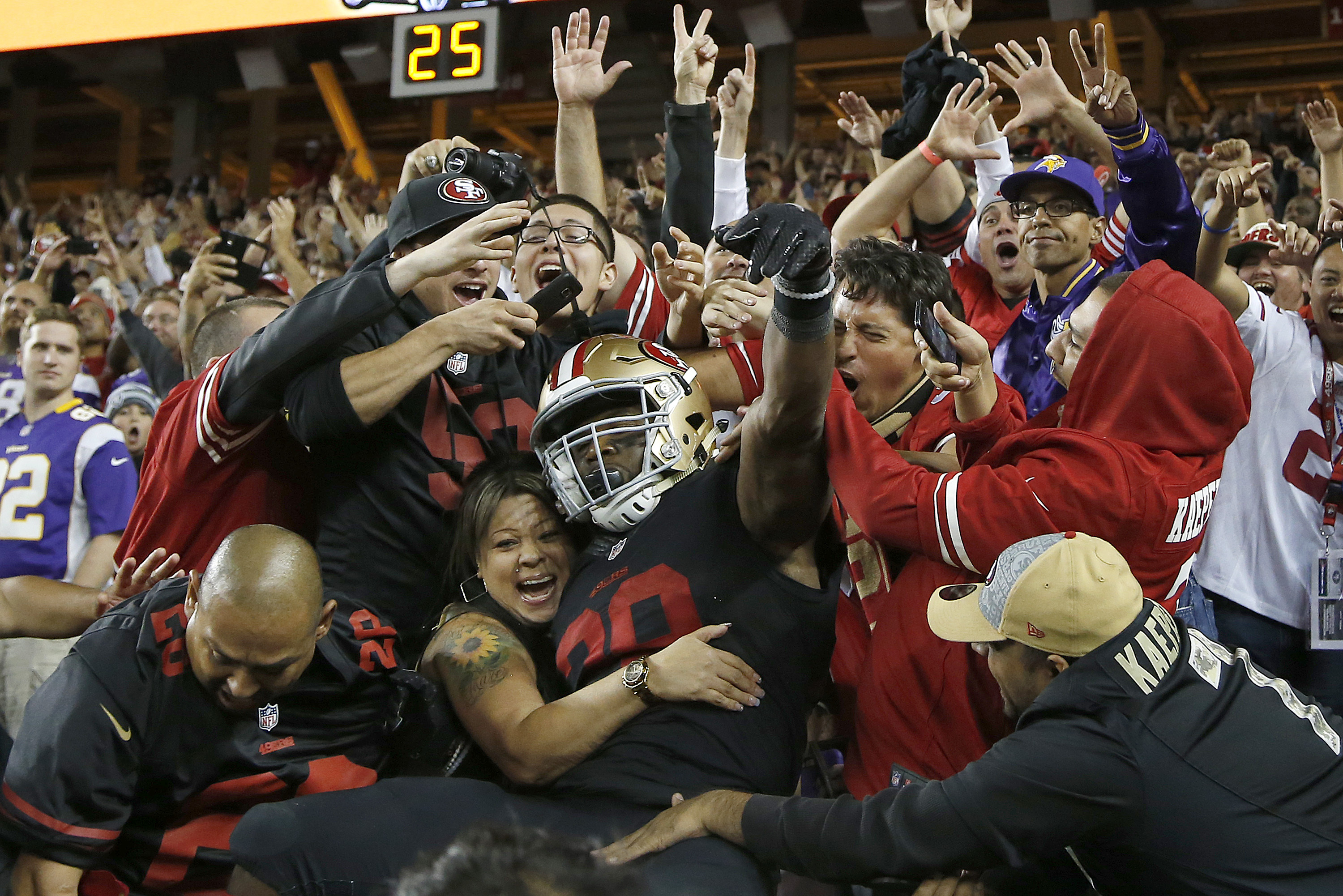 Niners ride Carlos Hyde in win over Adrian Peterson's Vikings