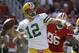 El quarterback Aaron Rodgers (12), de los Packers de Green Bay, lanza un pase antes de la llegada del linebacker Corey Lemonier (96), de los 49ers de San Francisco en la primera mitad del juego en Santa Clara, California, el domingo 4 de octubre de 2015. (AP Photo/Marcio Jose Sanchez)