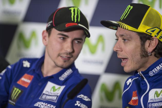 ALCANIZ, SPAIN - SEPTEMBER 24:  Jorge Lorenzo of Spain and Movistar Yamaha MotoGP speaks with Valentino Rossi of Italy and Movistar Yamaha MotoGP (R) during the press conference pre-event during the MotoGP of Spain - Previews at Motorland Aragon Circuit on September 24, 2015 in Alcaniz, Spain.  (Photo by Mirco Lazzari gp/Getty Images)