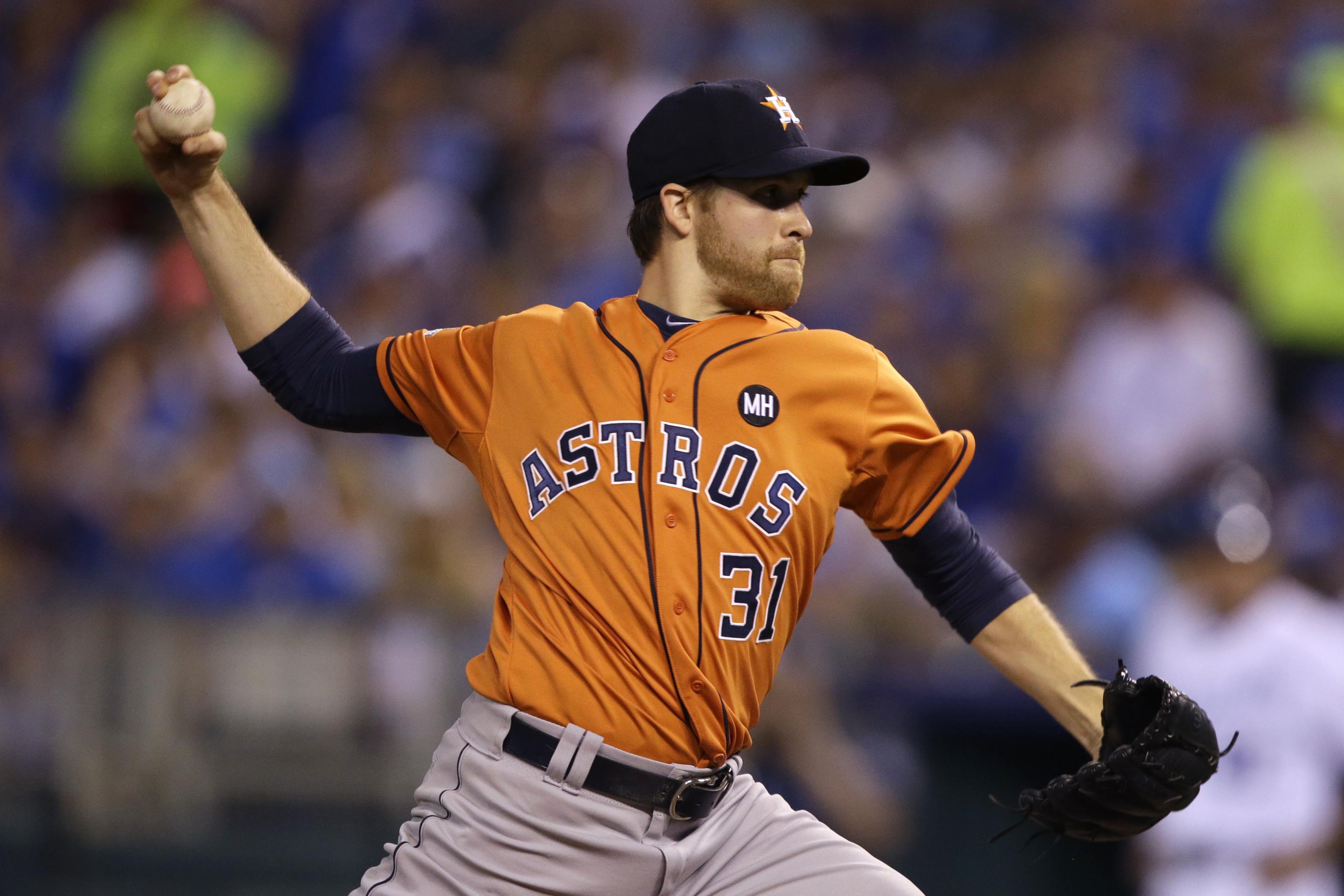 Astros slugger Evan Gattis hits home run with one hand