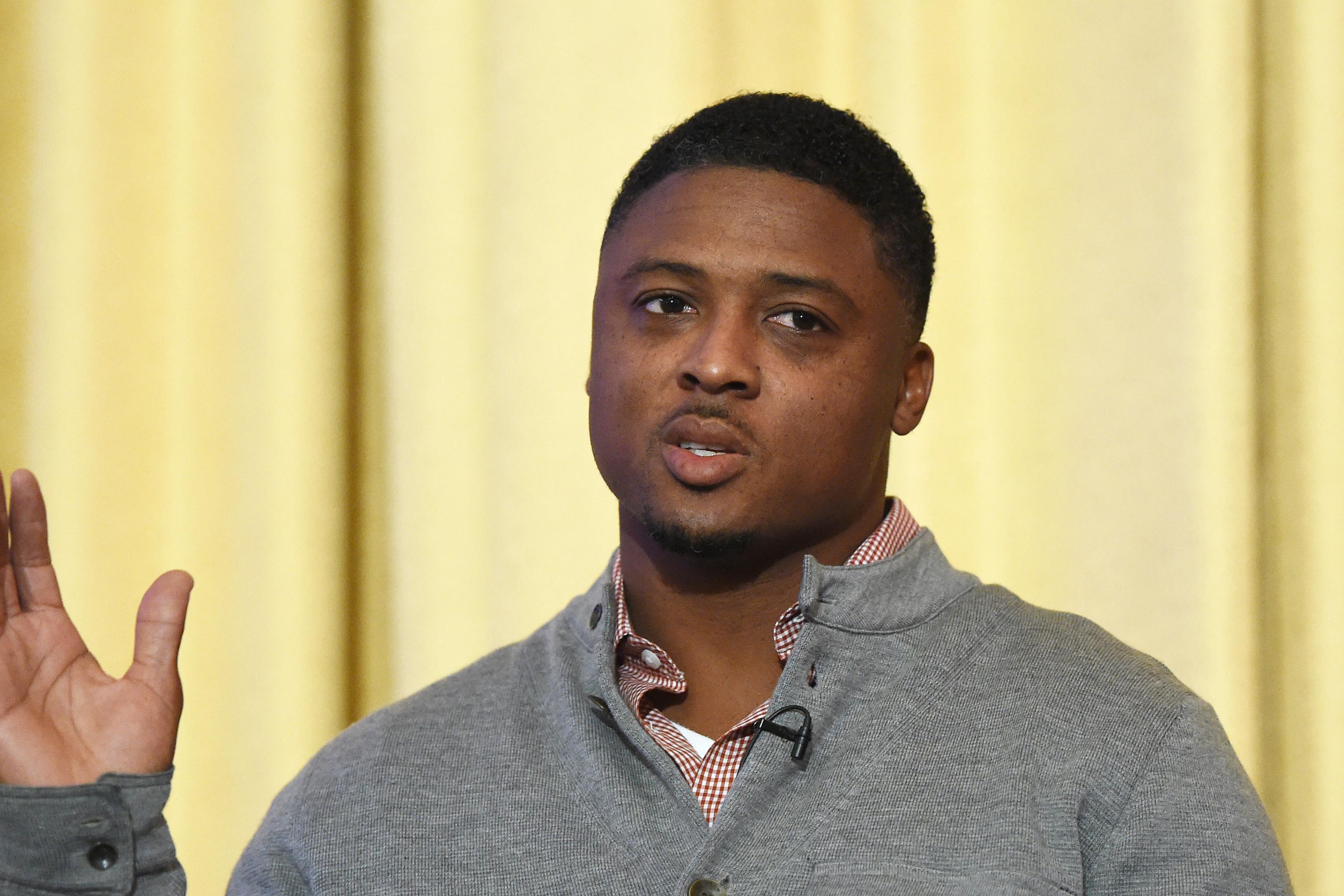 Ex-NFL star Warrick Dunn helps deliver 173rd home to single parent as part  of his charity