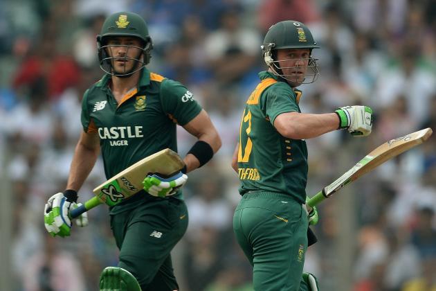 South Africa's captain AB de Villiers (R) and Faf du Plessis run between the wickets during the fifth one day international (ODI) cricket match between India and South Africa at The Wankhede Stadium in Mumbai on October 25, 2015.   AFP PHOTO/ PUNIT PARANJPE    ----IMAGE RESTRICTED TO EDITORIAL USE - STRICTLY NO COMMERCIAL USE---        (Photo credit should read PUNIT PARANJPE/AFP/Getty Images)