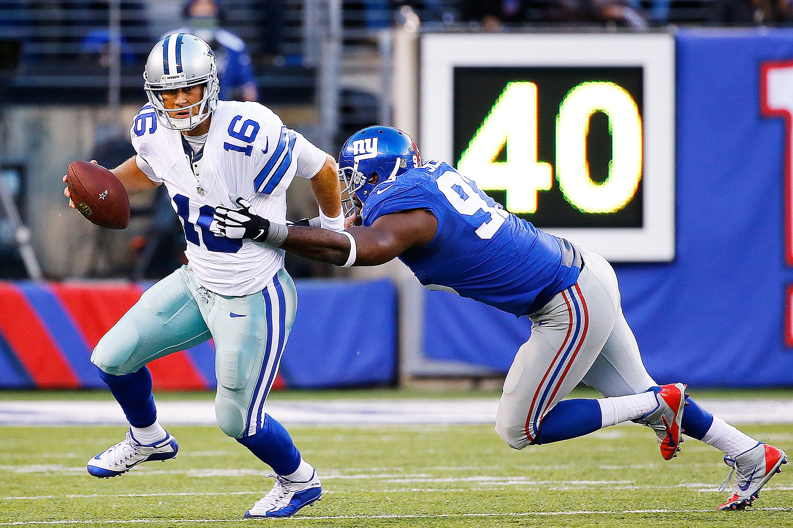 East Rutherford, New Jersey, USA. 25th Oct, 2015. Dallas Cowboys  quarterback Matt Cassel (16) huddles up his offense during the NFL game  between the Dallas Cowboys and the New York Giants at