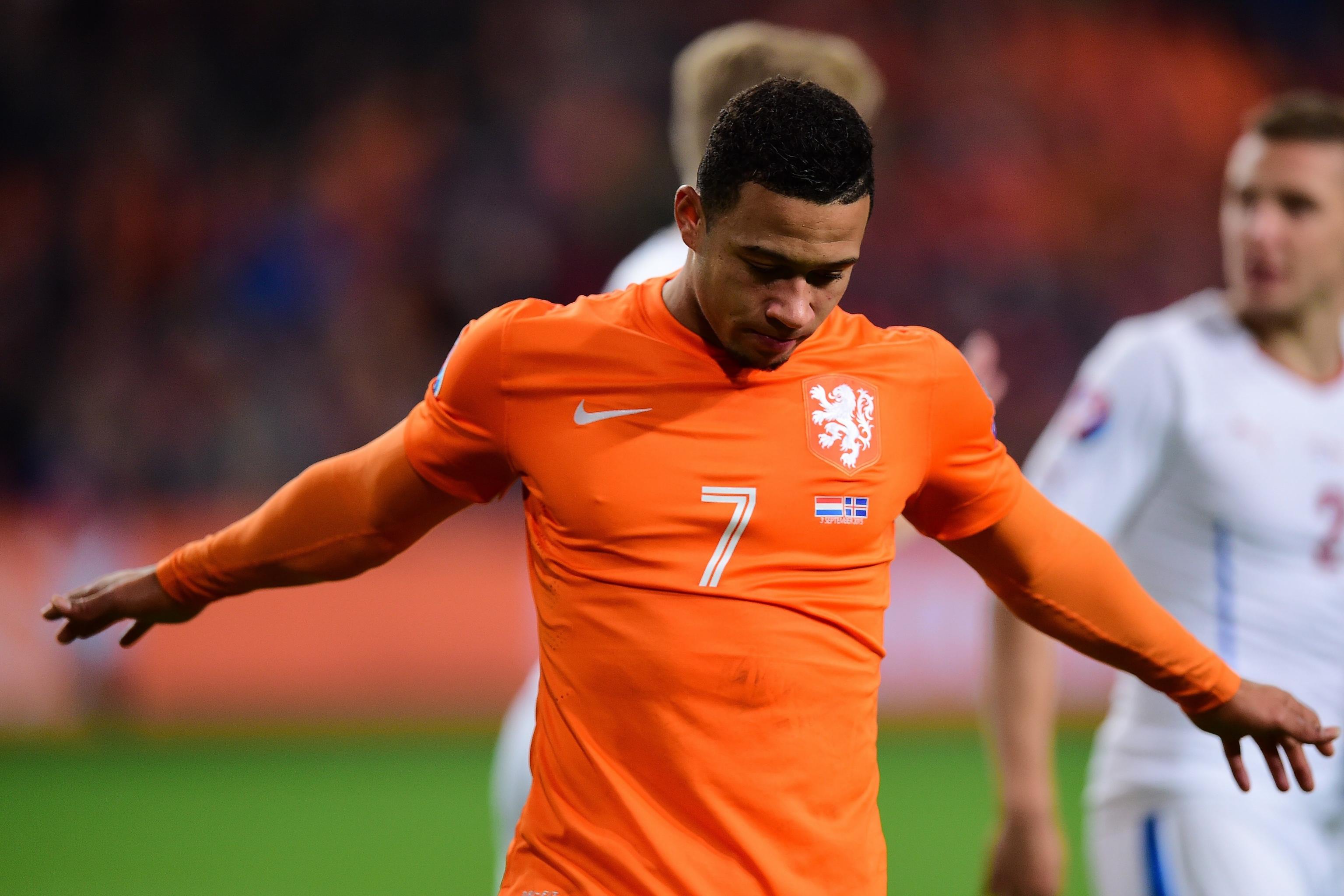 Memphis Depay with an injury at his eye during the Dutch
