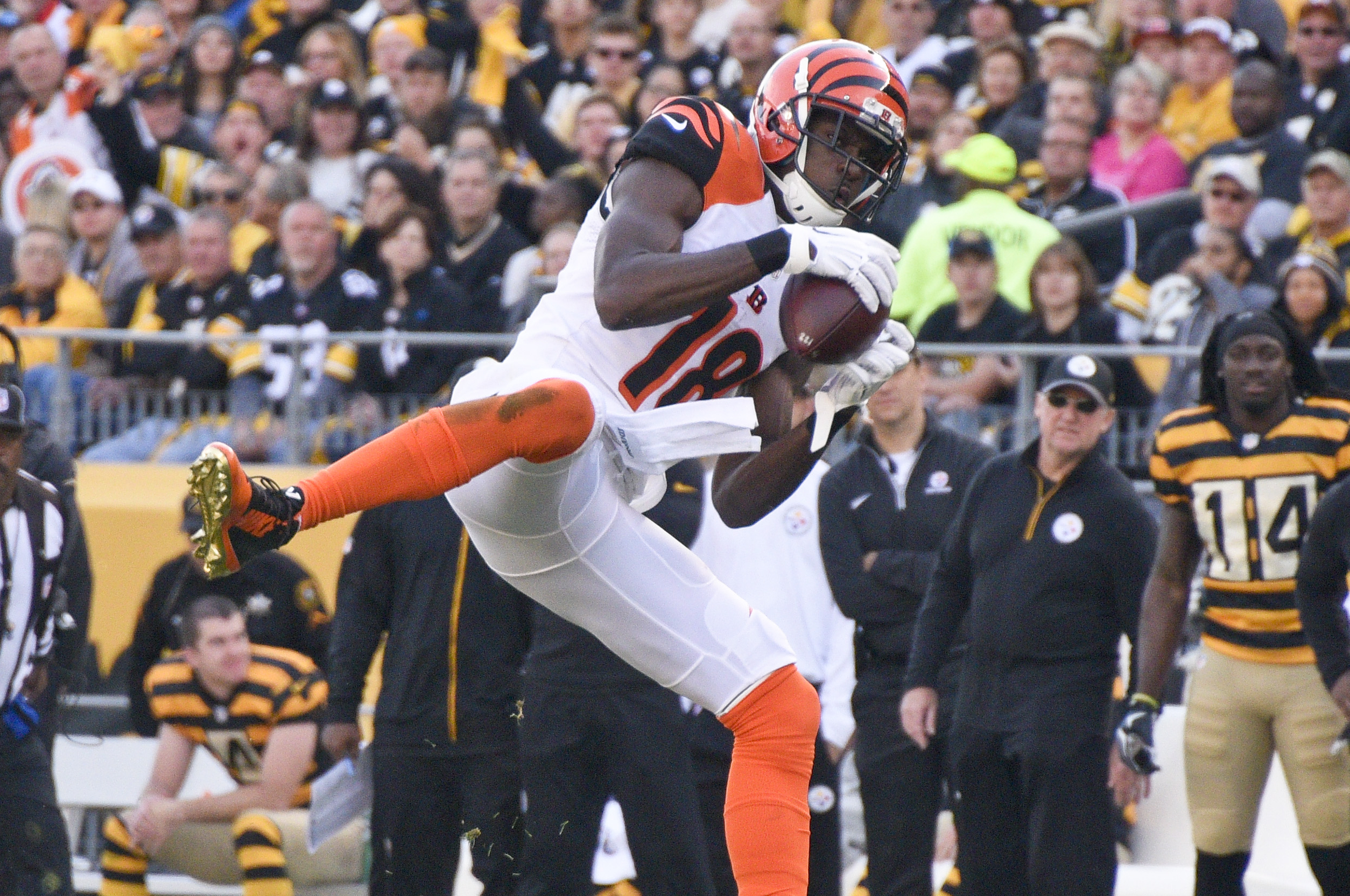 NFL Monday Night Football live tracker: Browns host Bengals in