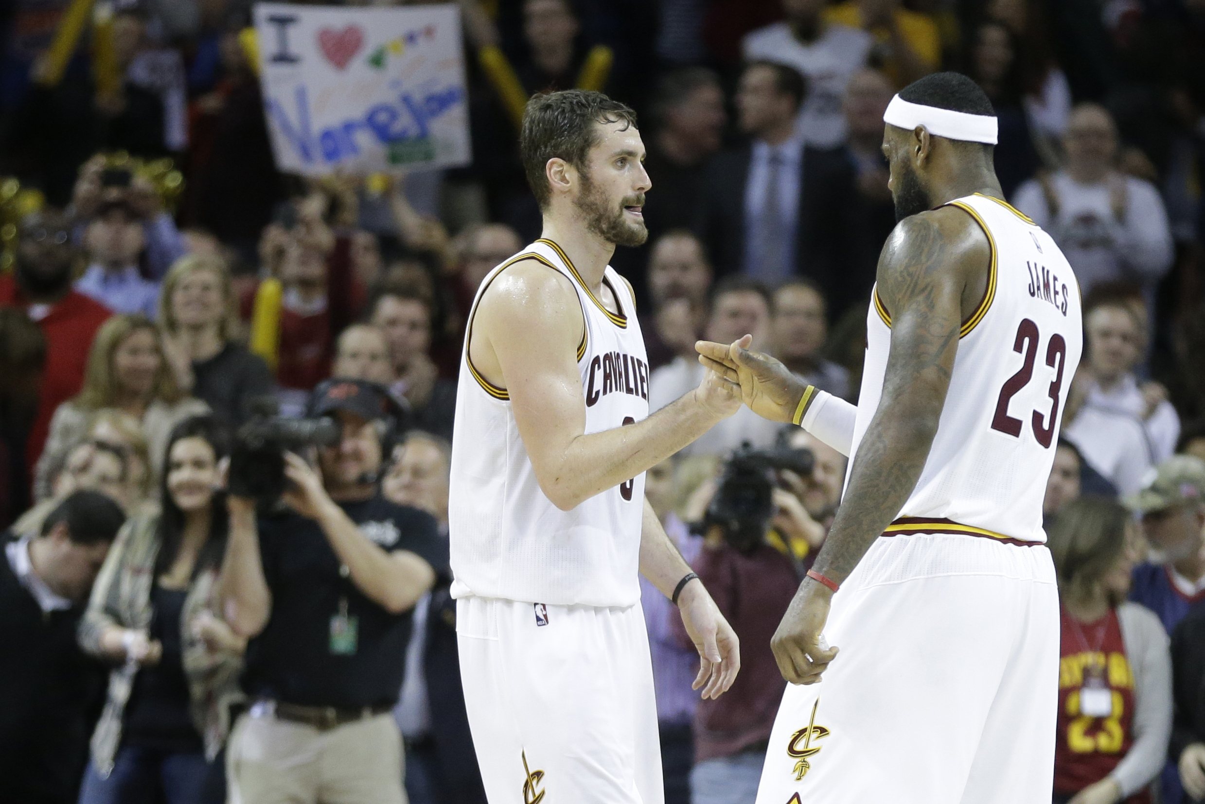 Kevin Love sofre falta dura, desloca ombro e deixa jogo dos Cavaliers - ESPN