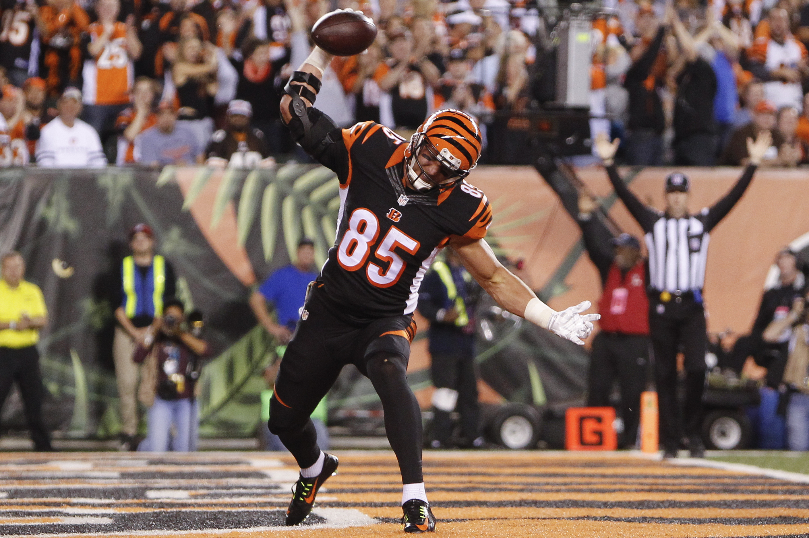 Browns fail to contain Bengals tight end Tyler Eifert