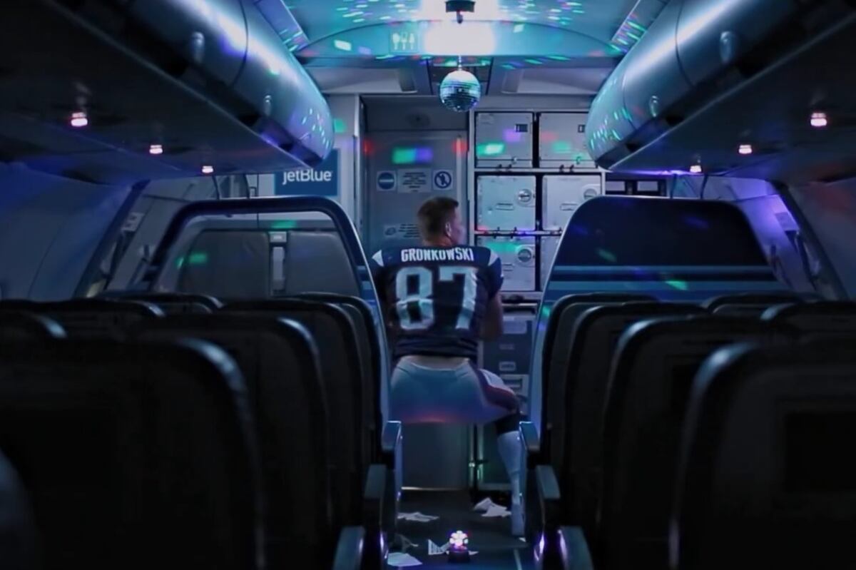 Rob Gronkowski Twerks On Airplane In New Jetblue Commercial Bleacher Report Latest News Videos And Highlights