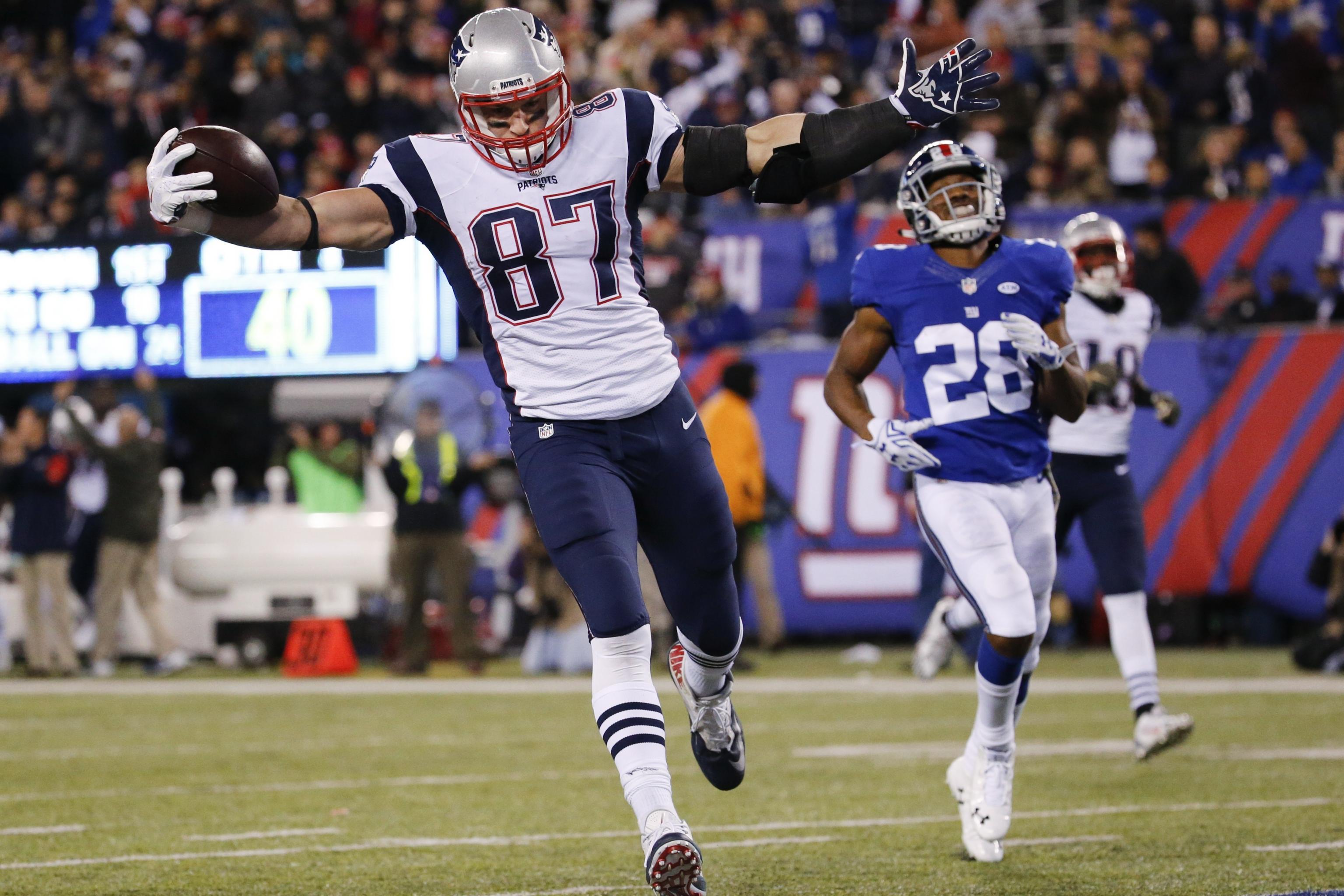 Patriots Wobble for a Bit, Then Demolish the Giants - The New York Times